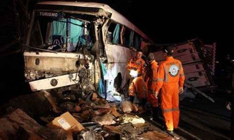 Acidente deixa dois mortos e pelo menos 20 feridos na BR-381, em Bom Jesus do Amparo - Reprodução / Facebook Anjos do Asfalto MG