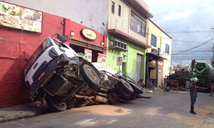 Buraco se abre e 'engole' rodas de caminhão no Bairro Prado - Rodrigo Clemente/EM/D.A.Press