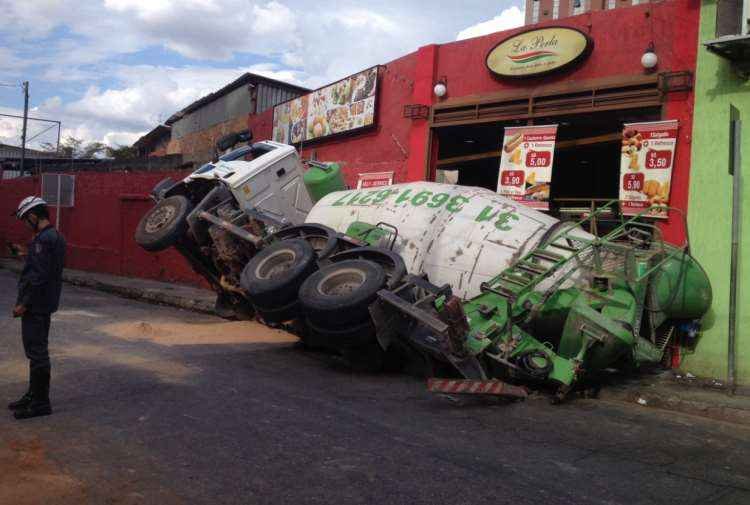 Rua do Bairro Prado onde caminhão teve rodas 'engolidas' por buraco segue fechada - Rodrigo Clemente/EM/D.A.Press