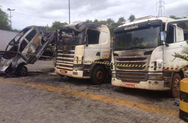 Polícia apura incêndios que destruíram cegonheira e três caminhões na BR-381, na Grande BH - Wenderson Trânsito / Divulgação