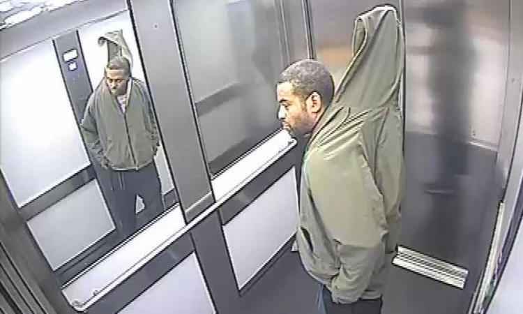 Ladrão rouba persiana  e esconde por baixo da roupa na Inglaterra - Northants Police/Divulgação
