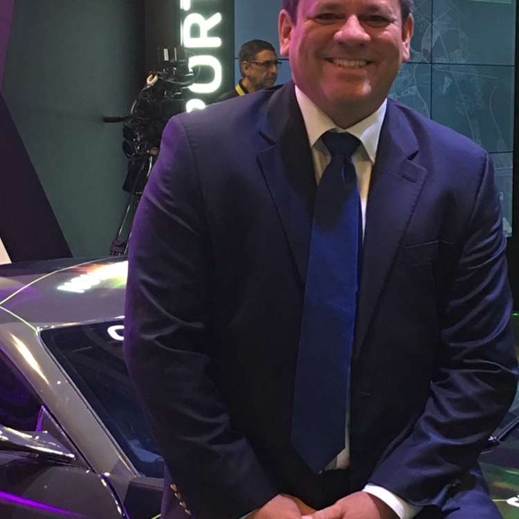 Empreendedor brasileiro lança eSIM que equipa supercarro elétrico em feira de tecnologia em Dubai - Dino
