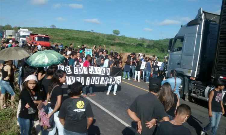 Estudantes contra a PEC-241 fecham a BR-251, no Norte de Minas  - Reprodução internet/WhatsApp