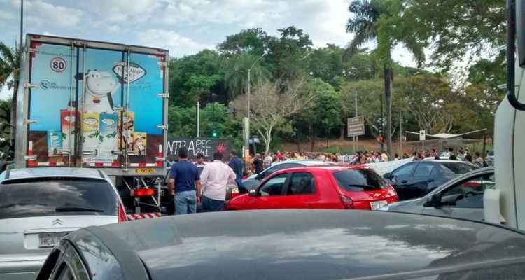 Alunos da UFMG fecham avenida em protesto contra a PEC 241 - Denilson Rosa/Divulgação