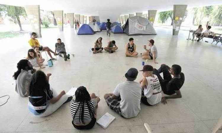Manifestantes de três escolas ocupadas prometem resistir à retirada determinada pelo TRE - Juarez Rodrigues/EM/D.A Press