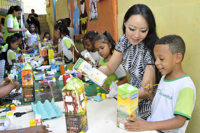 Crianças projetam sonhos na criação de maquetes para cidades do amanhã