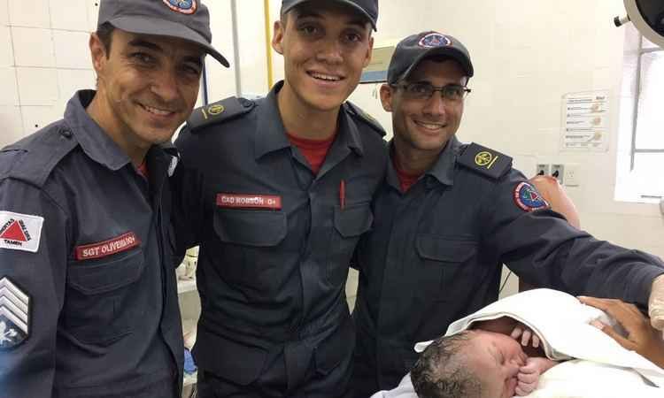 Bebê nasce na porta de hospital, dentro de carro dos bombeiros - Divulgação/Bombeiros