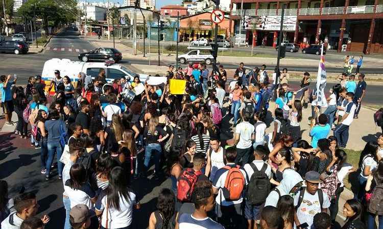 Estudantes fazem manifestação contra PEC 241 em vias do Barreiro - Reprodução/Facebook