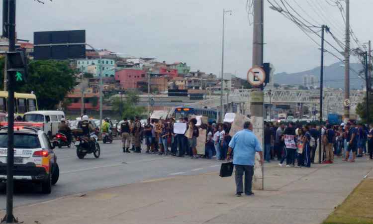 Estudantes protestam contra a PEC 241 na Avenida Cristiano Machado - PMMG/Divulgação