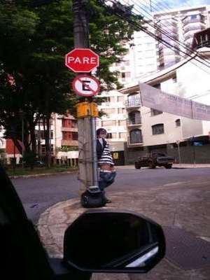 Suspeito de tentativa de assalto é amarrado em poste no Sion - Karina Prates/Blog Operações Policiais