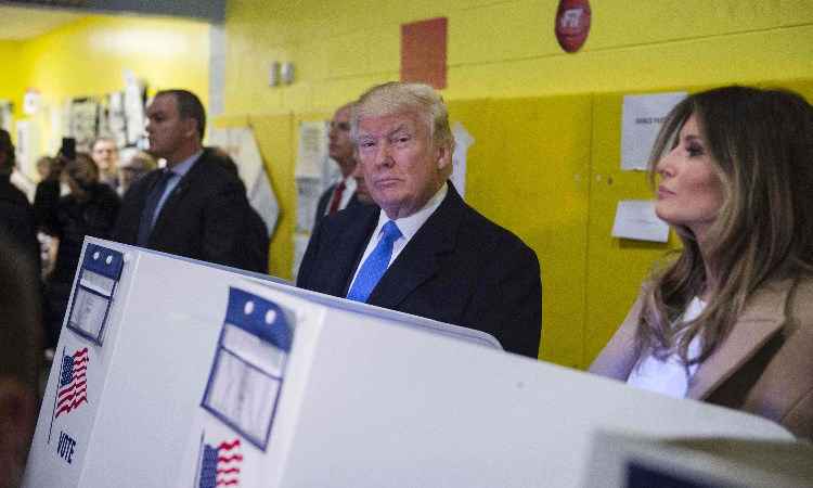 Trump vota em escola perto de Nova York e ouve protestos do lado de fora - AFP / MANDEL NGAN 
