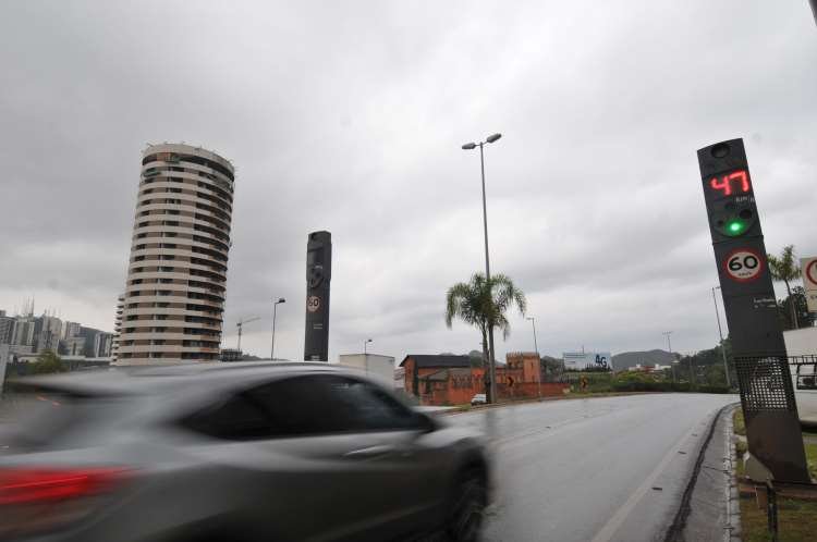 Radares flagraram mais de 15 mil veículos em excesso de velocidade nas estradas mineiras - Rodrigo Clemente/EM/D.A Press