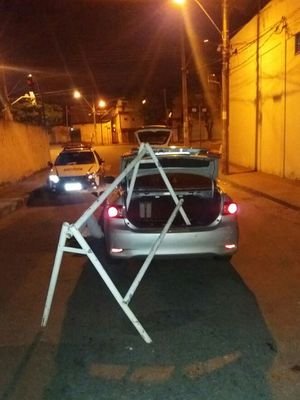 Motorista embriagado rouba cavalete na porta do batalhão da PM e é preso - PMMG/Divulgação