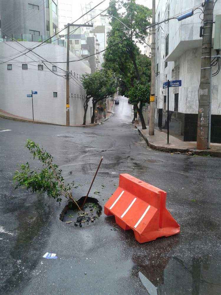 Asfalto cede no Bairro Cruzeiro e abre buraco em rua - Marcelo Vieira / COP PBH