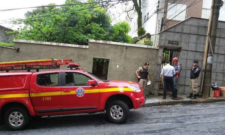 Muro desaba sobre casa e mata mulher no Bairro Santo Antônio - Jair Amaral//EM/D.A Press