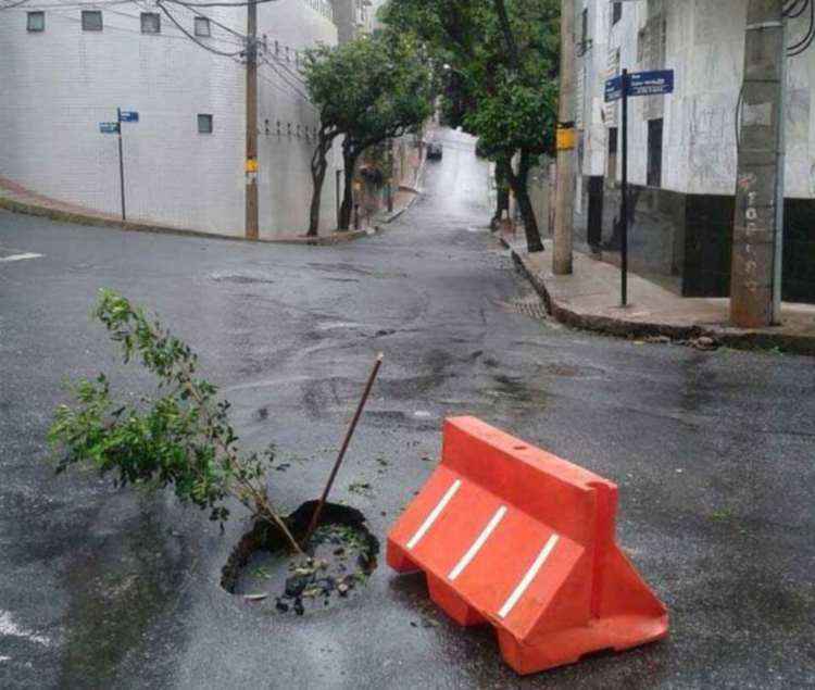 Buracos se abrem durante a chuva e vias de Belo Horizonte são parcialmente interditadas - Marcelo Vieira / COP PBH