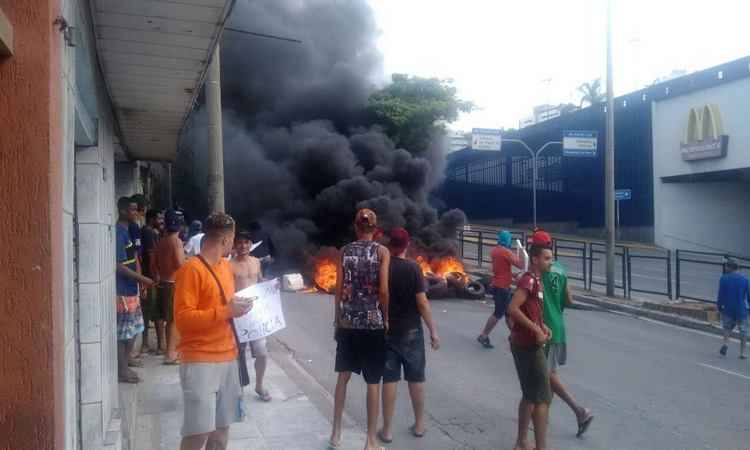 Protesto de moradores do Sumaré fecha a Avenida Carlos Luz nos dois sentidos - Divulgação PMMG