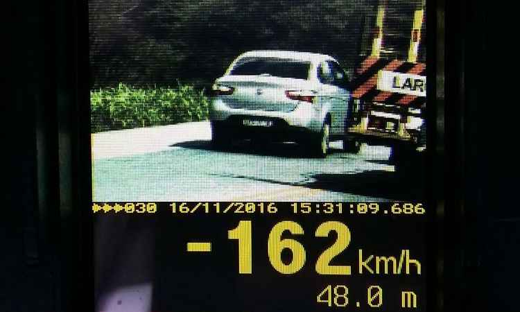 PRF flagra carro ultrapassando na faixa dupla e com o dobro da velocidade permitida na BR-262 - PRF/Divulgação