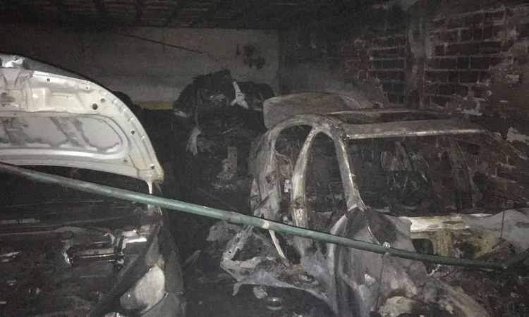 Incêndio destrói cinco carros em garagem de prédio em Nova Lima  - Reprodução Whatsapp 