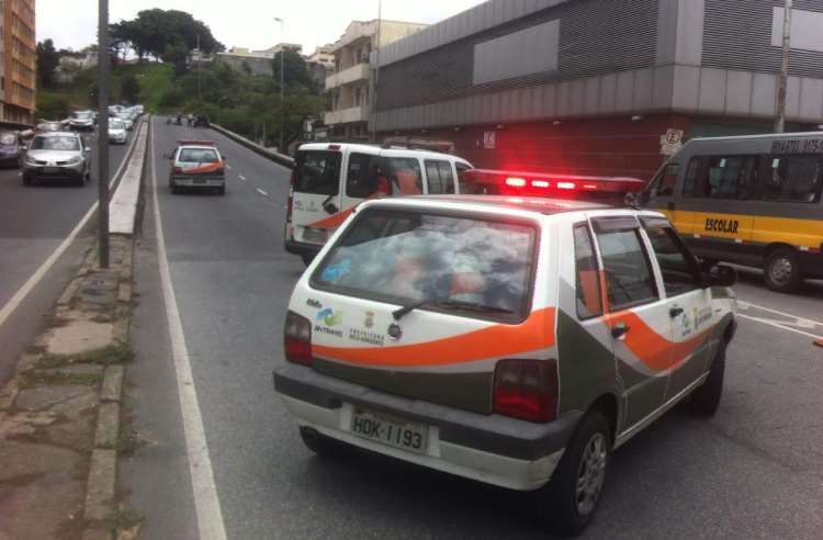 Acidente fecha o Viaduto Dona Helena Greco e complica trânsito em BH - Paulo Henrique Lobato/EM/D.A.Press