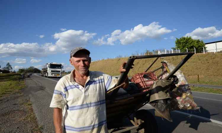 Andarilhos percorrem a rodovia Fernão Dias em vida à margem do asfalto - Túlio Santos/EM/D.A Press