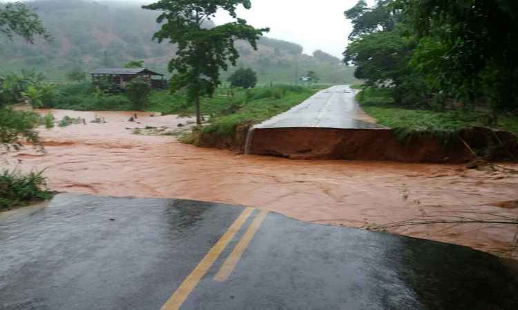 Chuva derruba ponte e isola Marilac, no Vale o Rio Doce - 8ª Cia PM Ind MAT/Divulgação