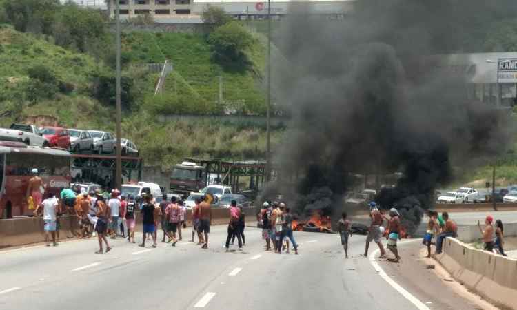 Moradores de Betim protestam contra morte de jovem por policiais militares - Roberto Barbosa/Divulgação