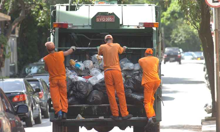Auditores proíbem transporte de garis pendurados em caminhões de lixo em BH   - Foto Renato Weil/EM/D.A Press - 10/03/2009