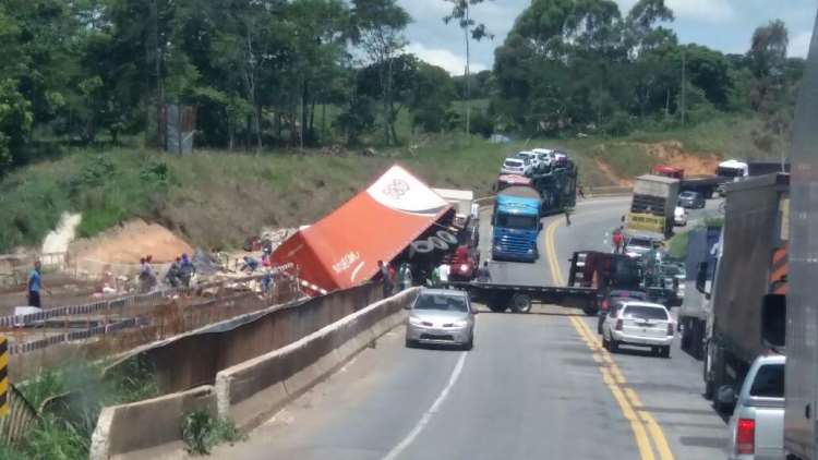 Caminhão tomba em trecho da BR-381 que passa por obras e uma pessoa fica ferida - Alessandra Mazon
