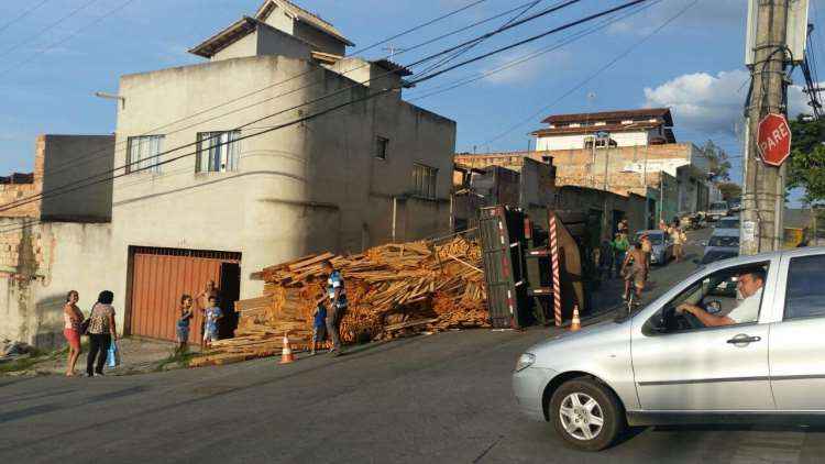 Caminhão carregado de madeira tomba no Bairro Tupi - Irineu Soares