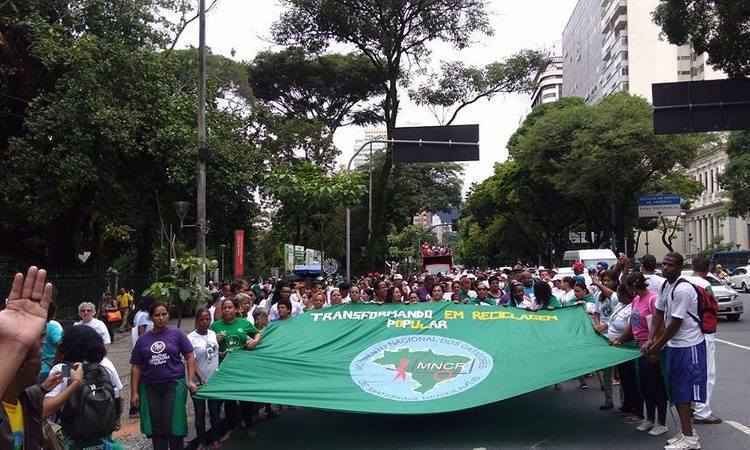 Catadores de materiais recicláveis se manifestam na Praça da Estação em BH - Luciano Menezes/Divulgação 