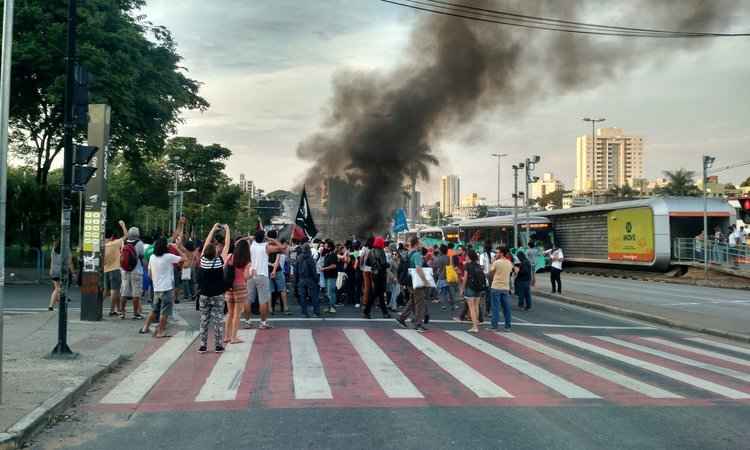 Protesto contra a PEC 55 transforma Antônio Carlos em praça de guerra - Joana Gomes/Divulgação