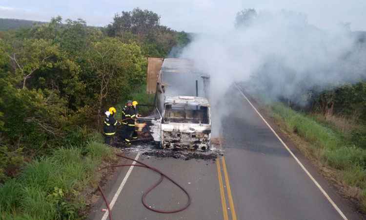 Caminhão carregado com feijão pega fogo na MGT-451 - Corpo de Bombeiros/Divulgação