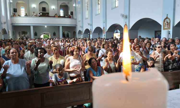 No Dia da Imaculada Conceição, fiéis rezam pelo fim da crise brasileira - Jair Amaral/EM/DA Press