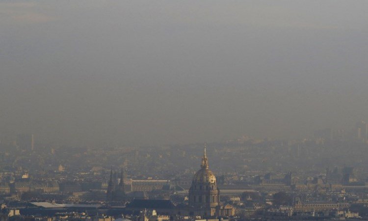 Nuvem de poluição encobre a França e pode causar doenças respiratórias - PATRICK KOVARIK/AFP