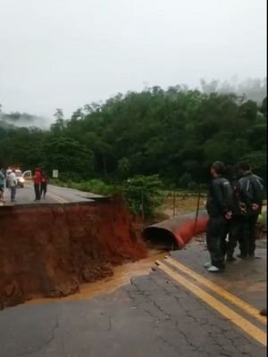Chuva abre cratera na MGC-381 e fecha caminho entre Valadares e Mantena - Reprodução/Internet