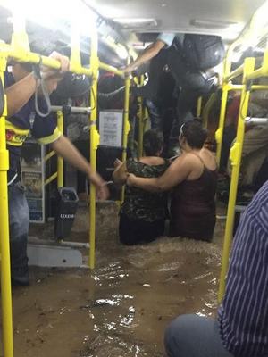 Enchente na Avenida Vilarinho deixa passageiros ilhados em ônibus  - Divulgação