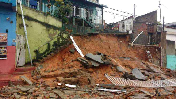 Chuva deixa pessoas ilhadas em BH e provoca estragos em cidades da região metropolitana - Corpo de Bombeiros/Divulgação