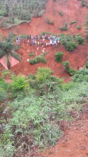 Barranco desliza e soterra três pessoas durante a chuva em distrito de Mutum - Giusilei Quesia