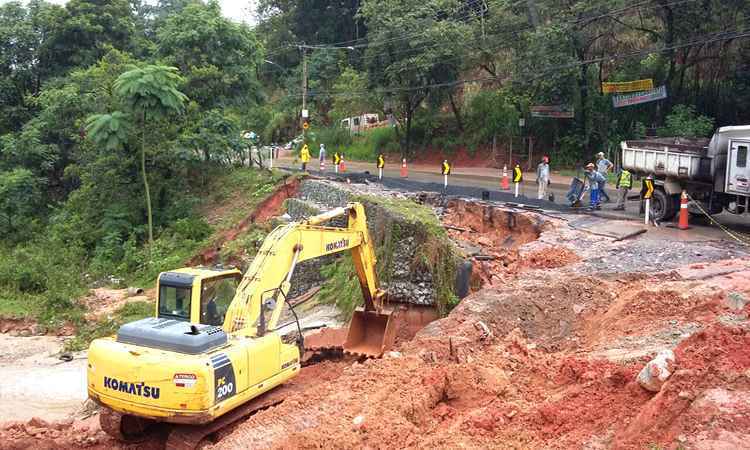 Obras começam, mas não há prazo para normalização do tráfego na LMG-806 - DEER/Divulgação