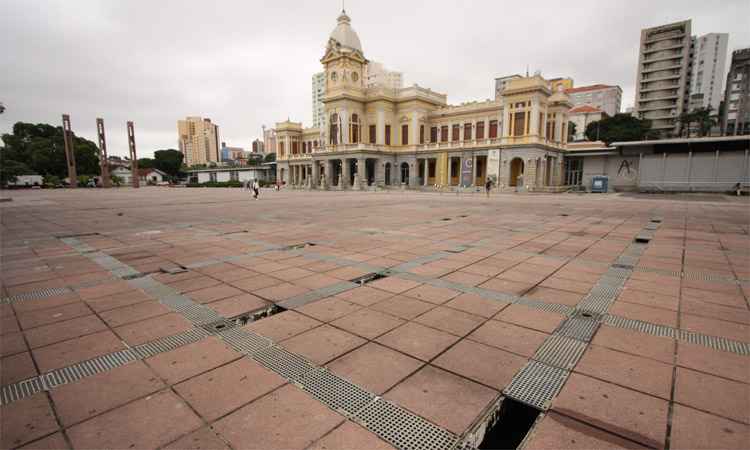 Falta de grades em canaletas da fonte põe pedestres em risco na Praça da Estação - Edésio Ferreira/EM/DA Press