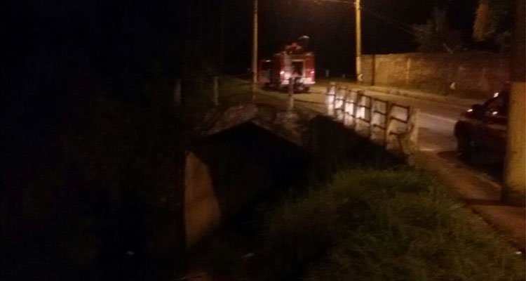 Motorista tenta desviar de cachorro e carro despenca em córrego - Divulgação CBMG/Juiz de Fora