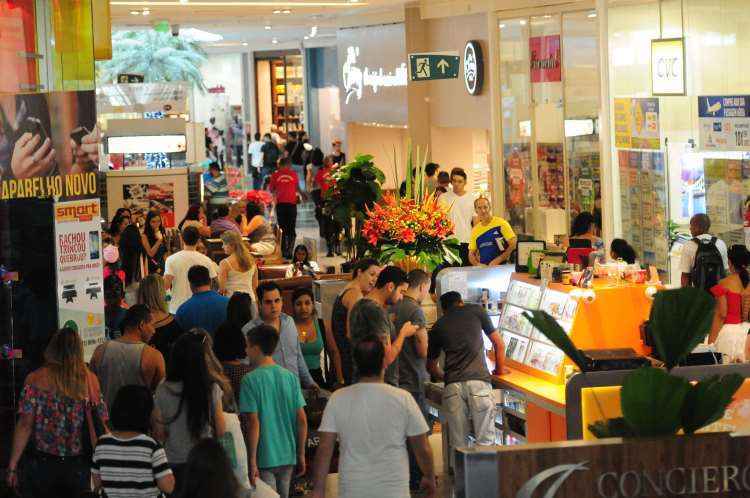 Consumidores vão às lojas dos shoppings, da Savassi e do Centro em busca de lembrancinhas - Gladyston Rodrigues/EM/D.A.Press