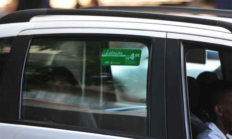 Para não perder clientes, motoristas de táxi-lotação se recusam a aumentar tarifa - Alexandre Guzanshe/EM/DA Press