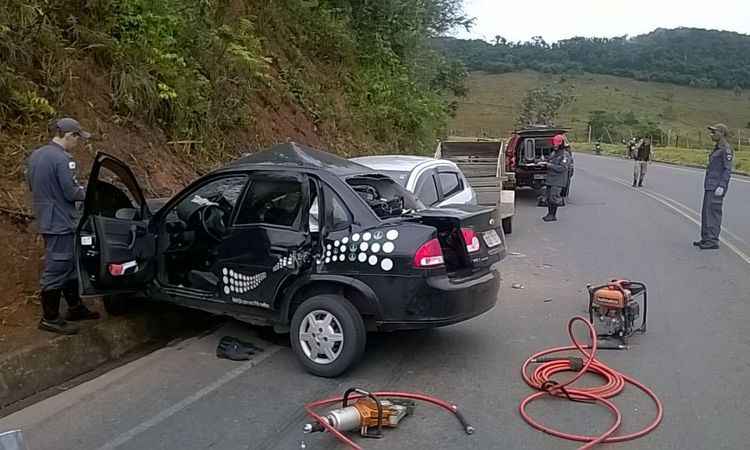 Batida entre dois carros mata três na BR-120 em Teixeiras, na Zona da Mata - Corpo de Bombeiros/Divulgação