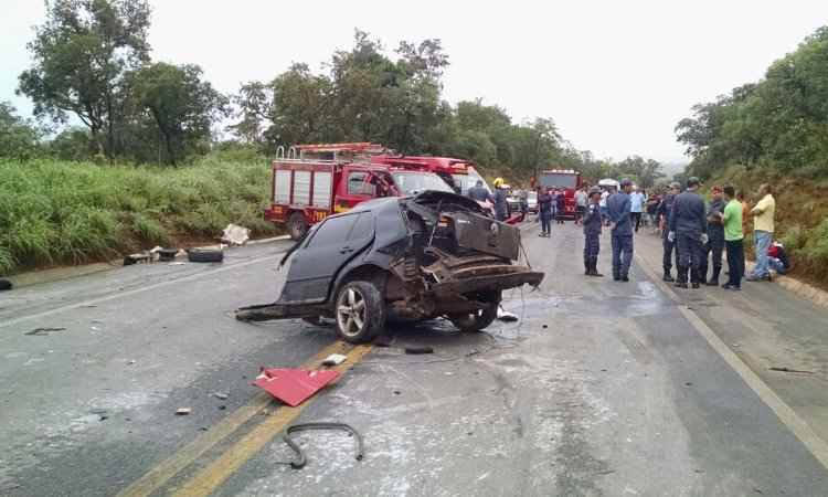 Impacto violento deixa veículo partido ao meio em acidente na BR-365 em Montes Claros - Bombeiros/Divulgação
