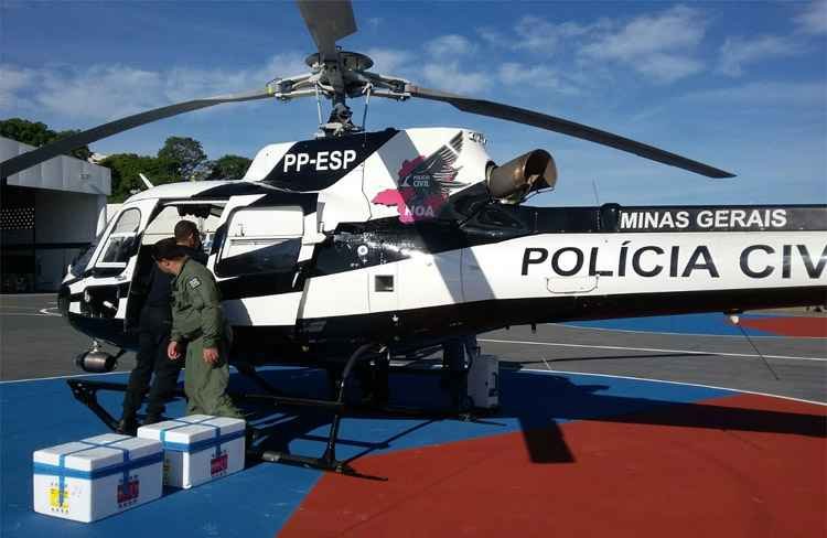 Helicóptero da Polícia Civil leva 40 mil vacinas contra a febre amarela para o interior de Minas  - Jair Amaral/EM/DA Press