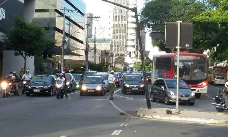 Batida na Avenida do Contorno danifica sinal de acesso à Rua Professor Moraes - Jair Amaral/EM/D.A PRESS