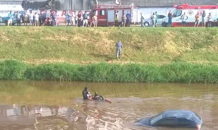 Motorista perde o controle e carro cai no Rio Paraibuna, em Juiz de Fora - Corpo de Bombeiros/Divulgação
