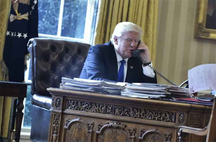 Trump recua; porta-voz diz que veto não atinge quem tem 'green card' - MANDEL NGAN